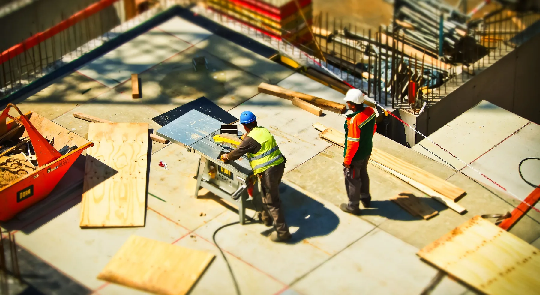 Operários trabalhando na laje de um edifício em construção