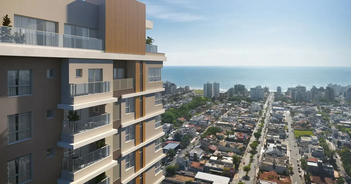 Vista aérea de um edifício da Praia Brava, em Itajaí, com a avenida, o casario do bairro e o mar ao fundo