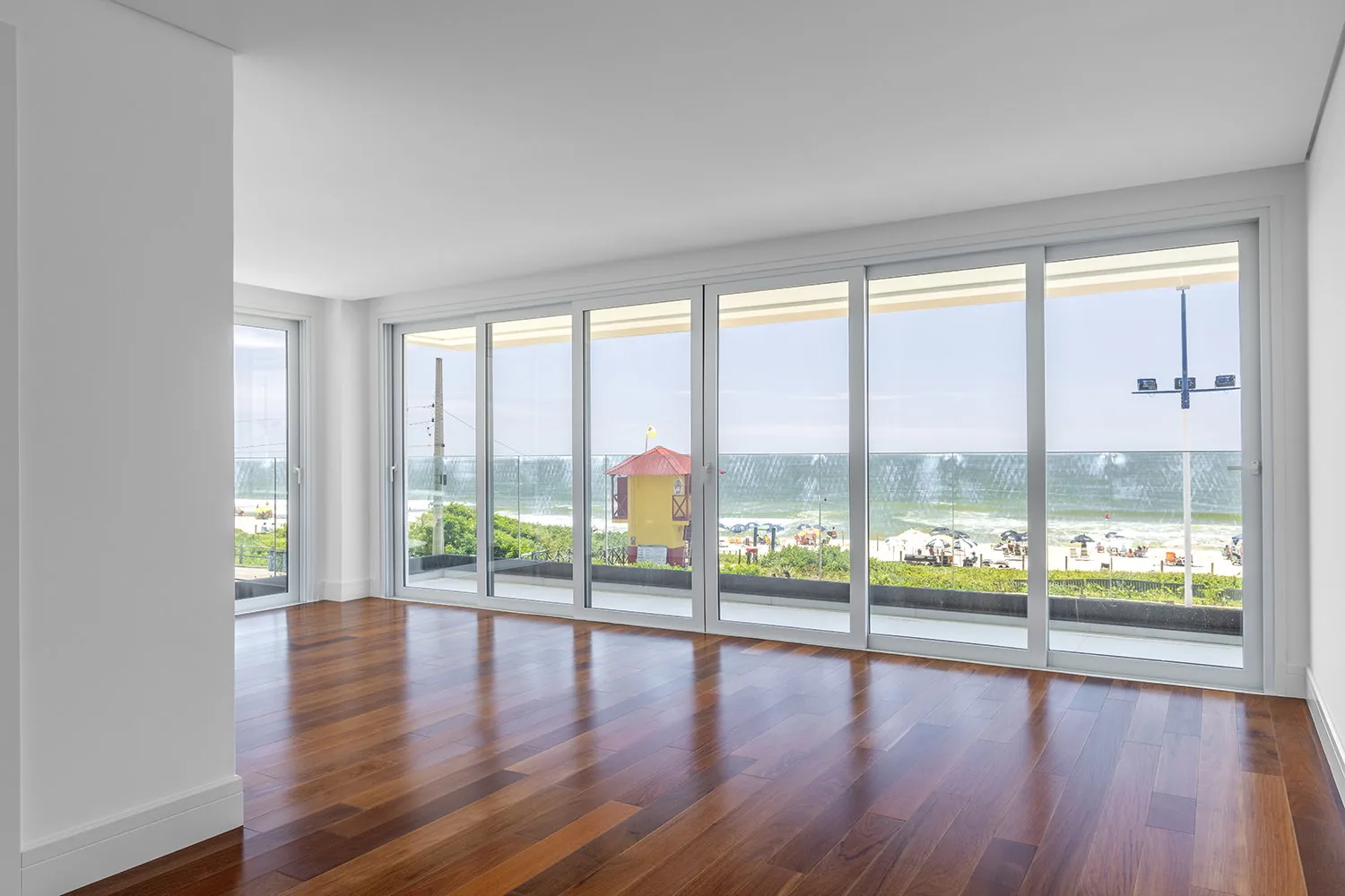 Living de apartamento entregue do Bay House, com janelas voltadas para o mar
