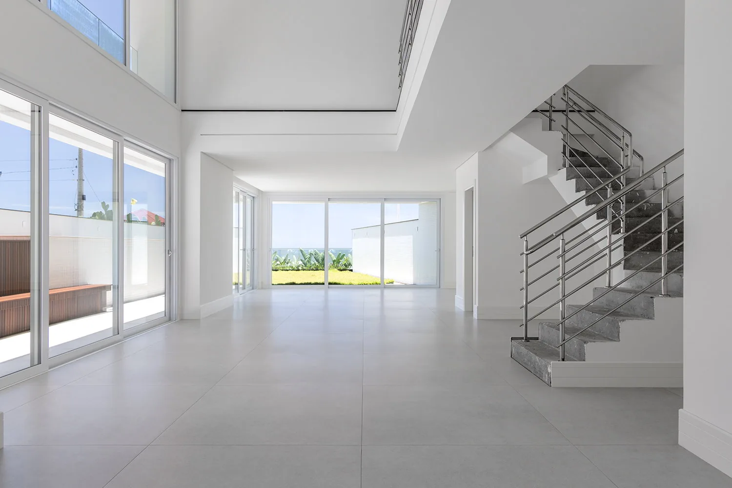 Apartamento entregue do Bay House com escada interna e vista para o mar
