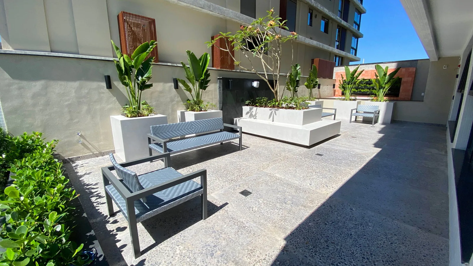 Bay House · lounge externo com jardineiras