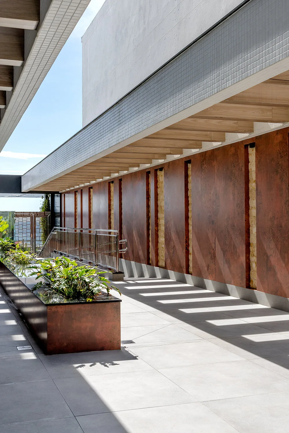 Bay House · hall de circulação com paisagismo