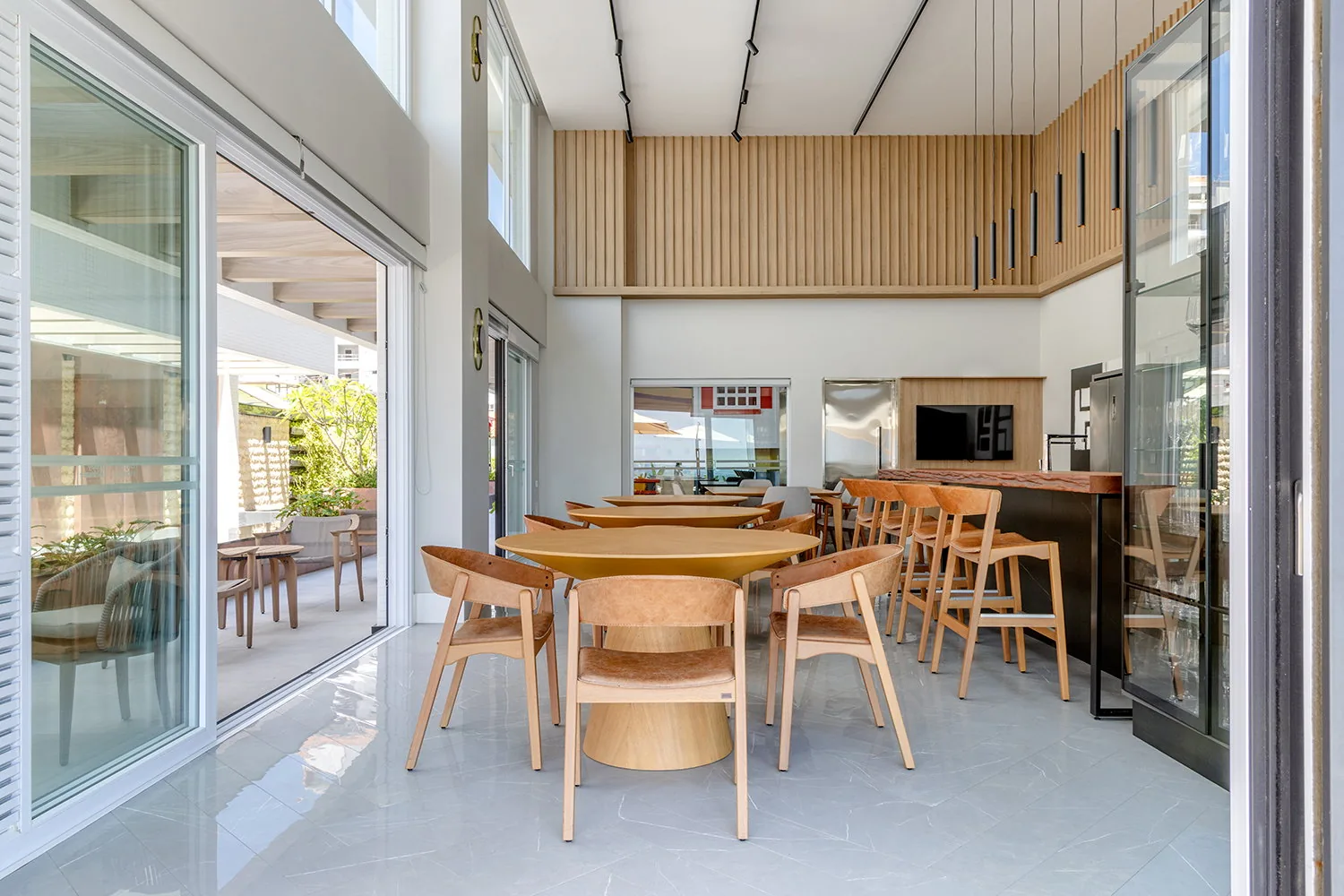Bay House · sala de jantar com vista para o mar