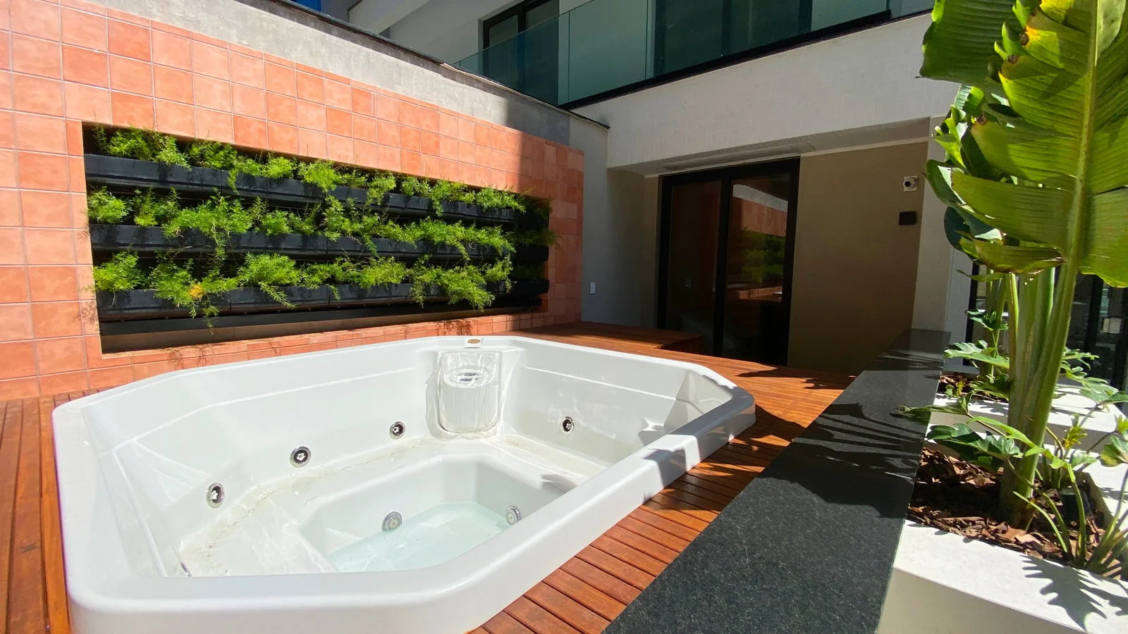 Hidromassagem do Bay House com jardim vertical