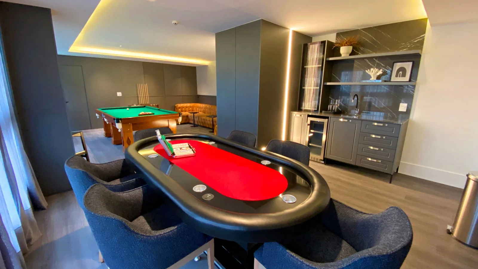 Sala de jogos do Bay House, com mesa de sinuca e de pôquer