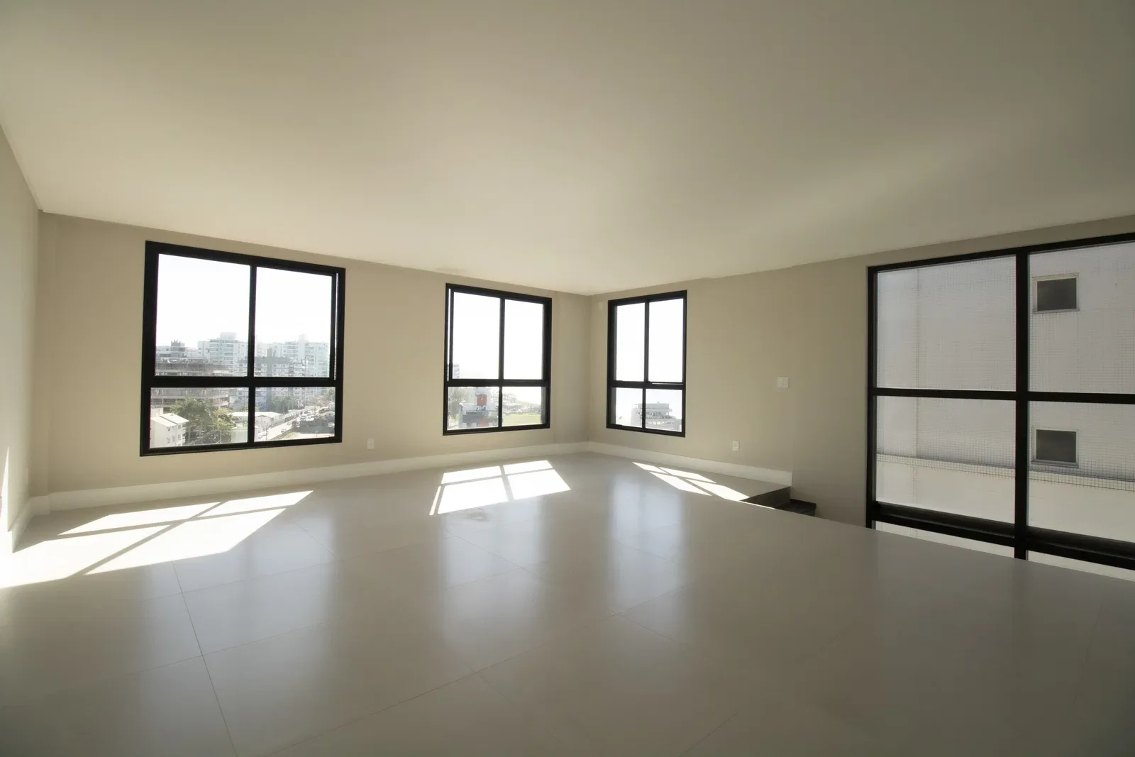 Sala do duplex do Brava 22, ampla e com janelas para dois lados