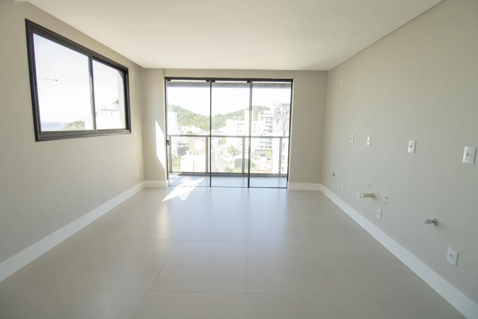 Estar do duplex do Brava 22, com porta para a sacada