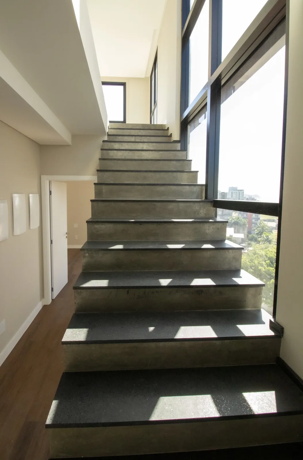 Vão da escada do duplex do Brava 22, com pé direito alto