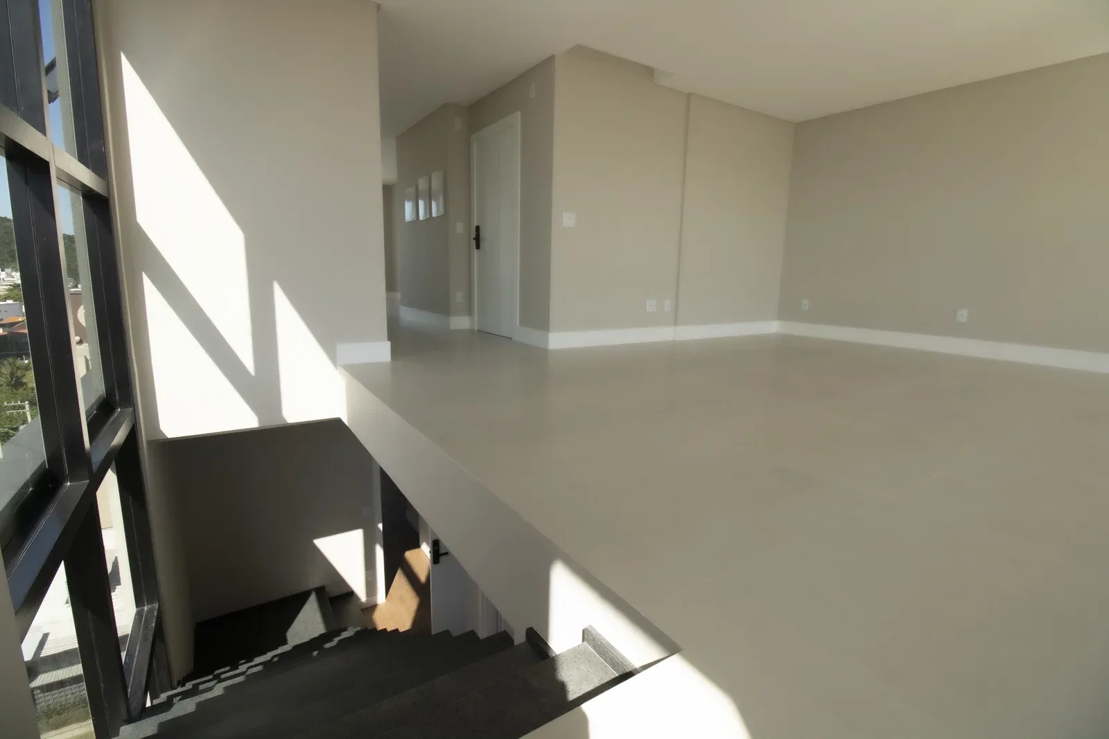 Pavimento superior do duplex do Brava 22, sobre a escada