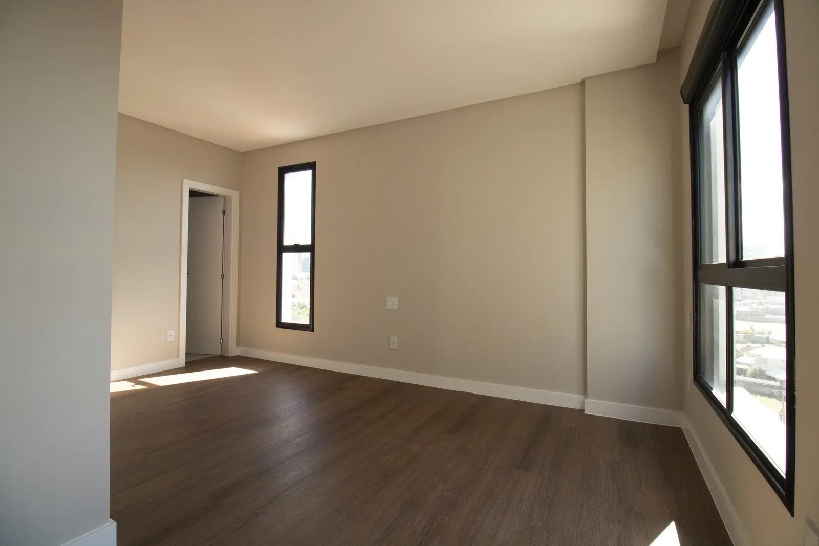 Suíte do duplex do Brava 22, com piso de madeira