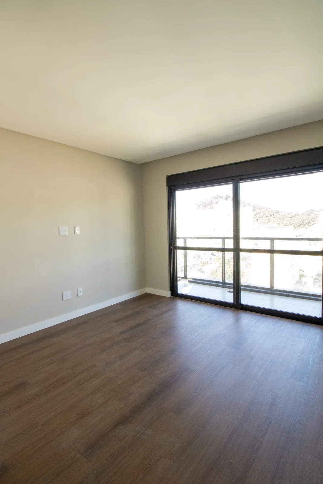 Suíte do duplex do Brava 22, com porta para a sacada