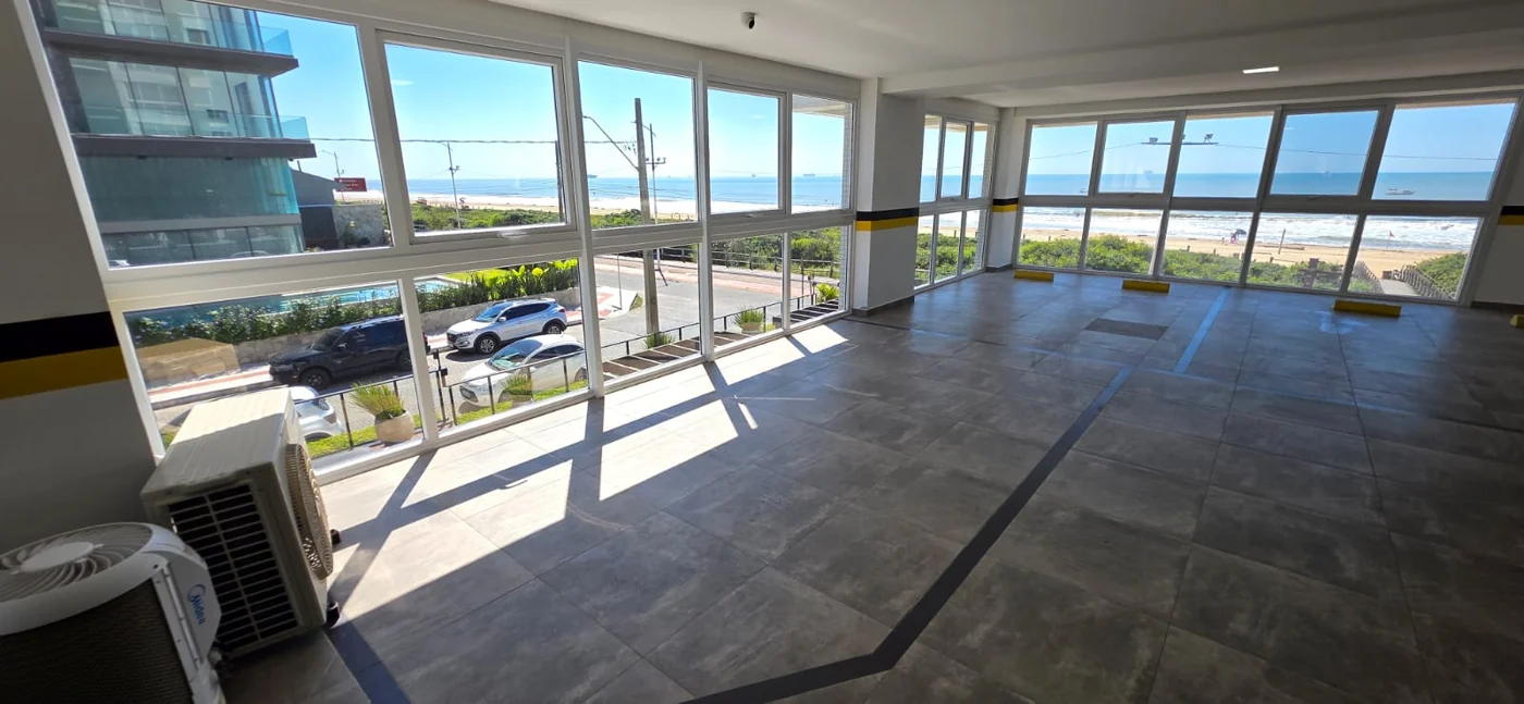 Sala do apartamento do Brava Prime, aberta para a orla da Praia Brava
