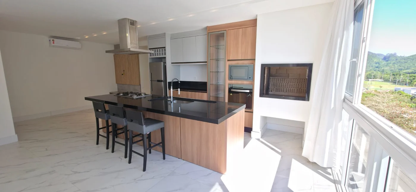 Living integrado à cozinha no apartamento do Brava Prime