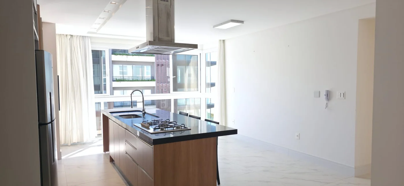 Cozinha gourmet do apartamento do Brava Prime, com bancada em granito