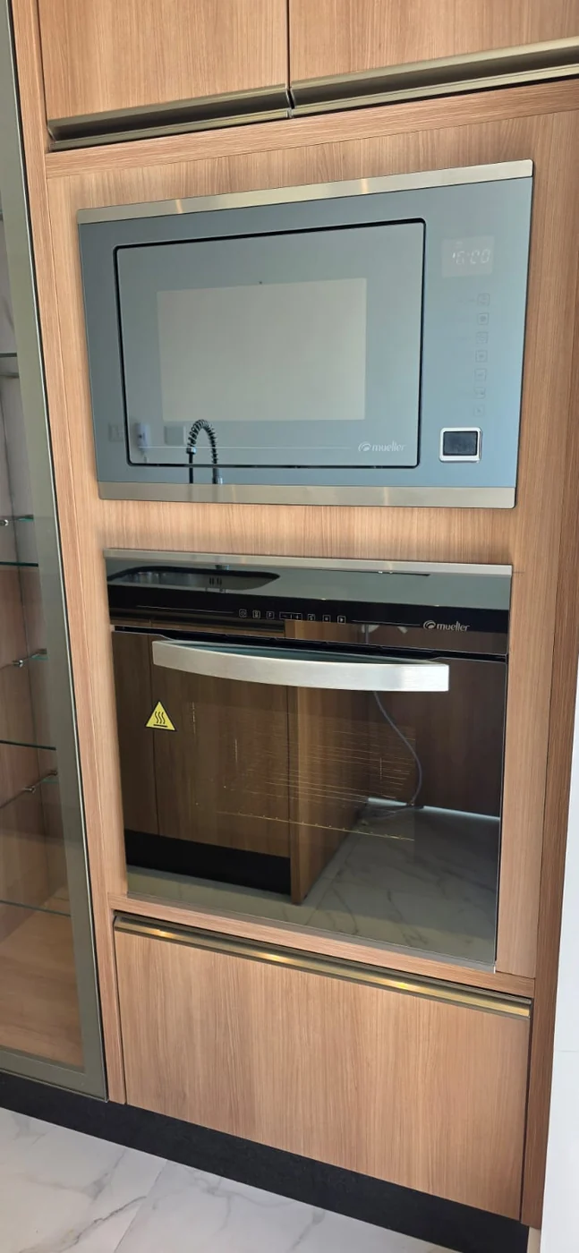 Forno e micro-ondas embutidos na marcenaria da cozinha