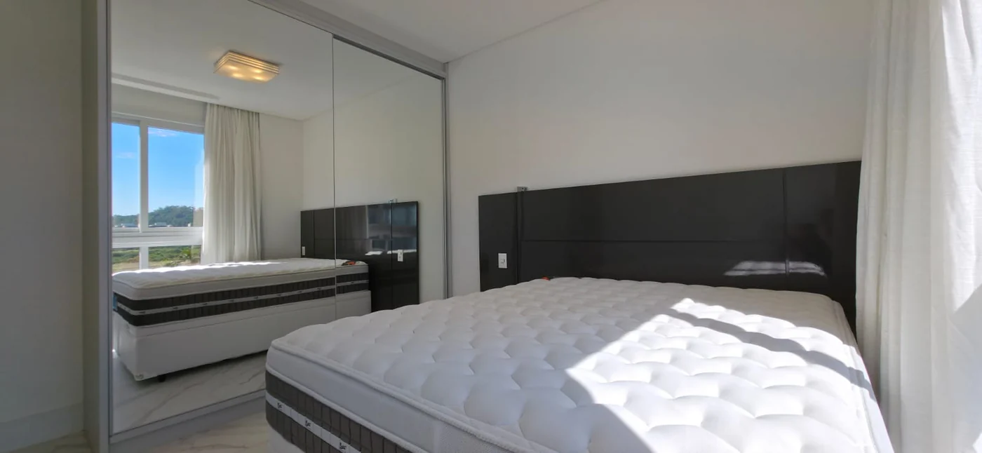 Suíte do apartamento do Brava Prime, na Praia Brava