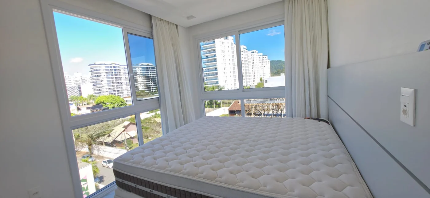 Dormitório do apartamento do Brava Prime, com janelas de canto