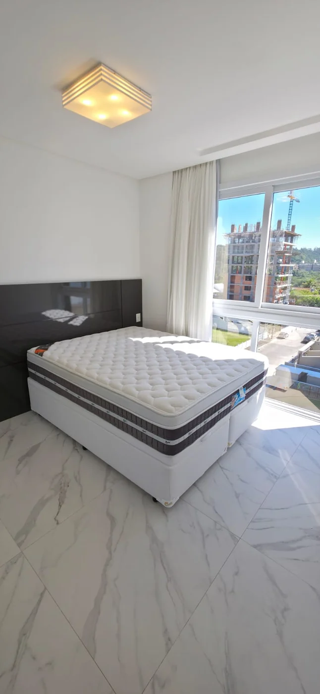 Dormitório do apartamento do Brava Prime, com vista para o morro