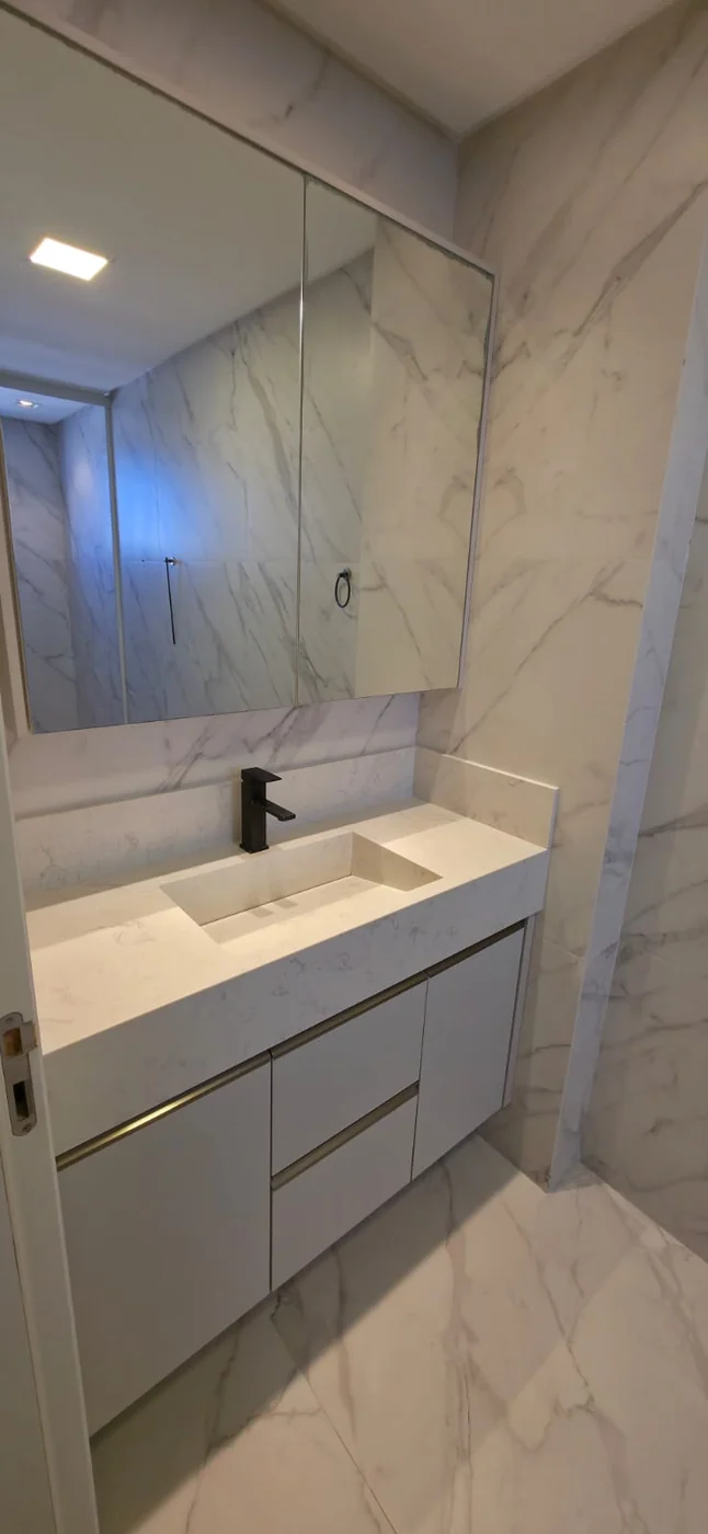 Banheiro do apartamento do Brava Prime, revestido em porcelanato marmorizado