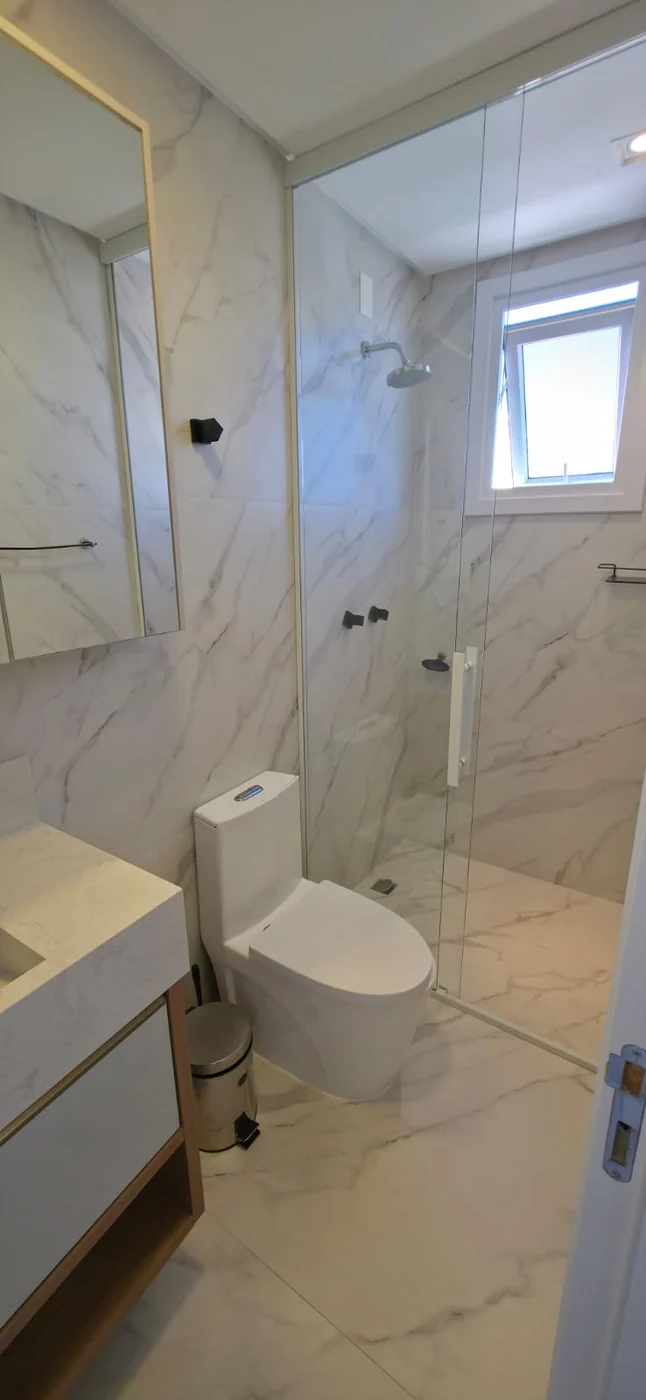 Banheiro com box e ventilação natural no apartamento do Brava Prime