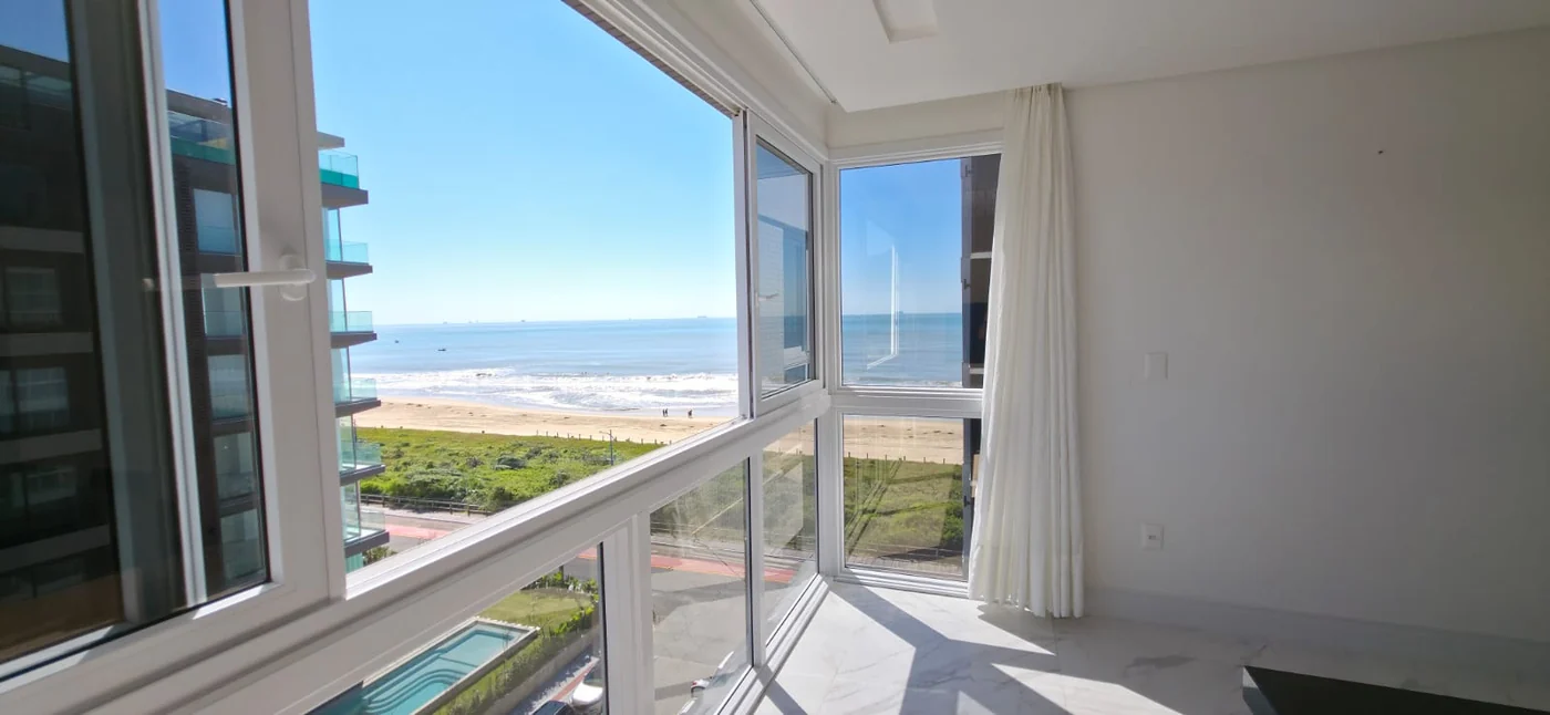 Sacada do apartamento do Brava Prime, com vista para a orla