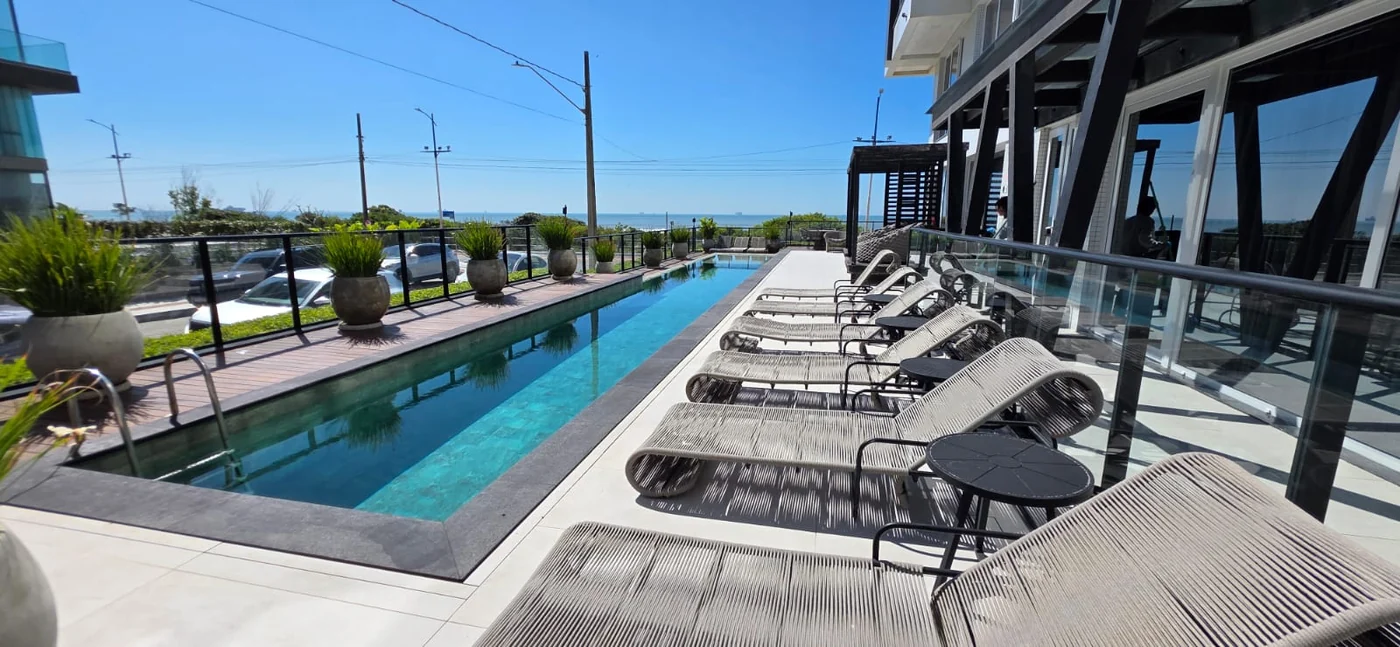 Brava Prime: piscina com raia e deck voltado para o mar