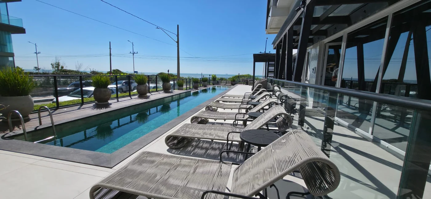 Brava Prime: deck da piscina com espreguiçadeiras