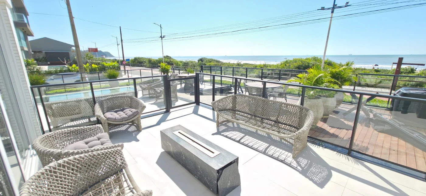 Brava Prime: lounge externo com vista para o mar