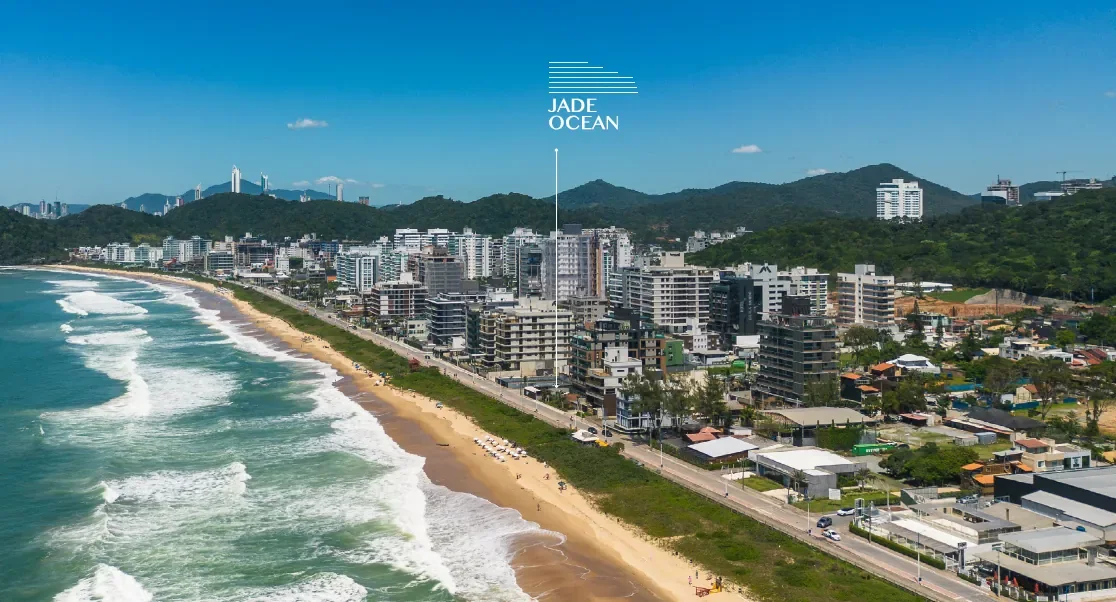 Vista aérea da Praia Brava, Itajaí, com a localização do Jade Ocean