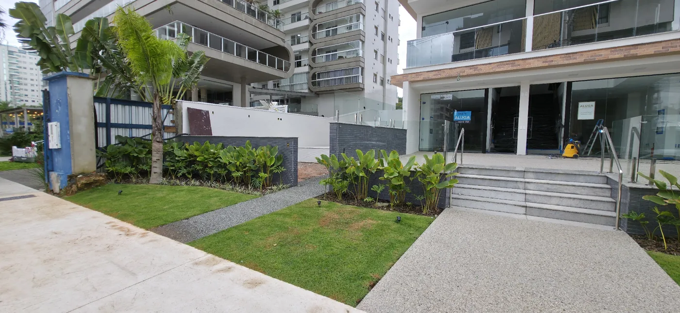 Jardins da Brava: acesso e paisagismo do edifício