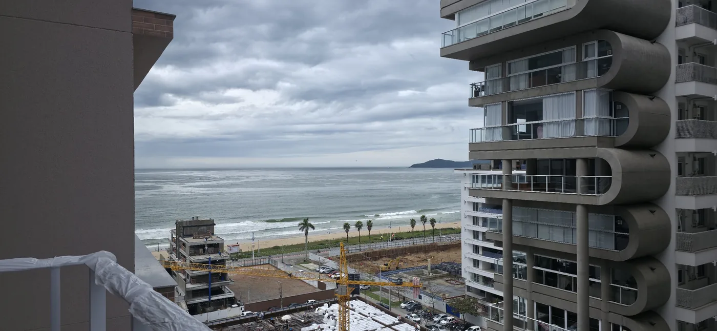 Vista do mar da Praia Brava a partir da sacada do apartamento