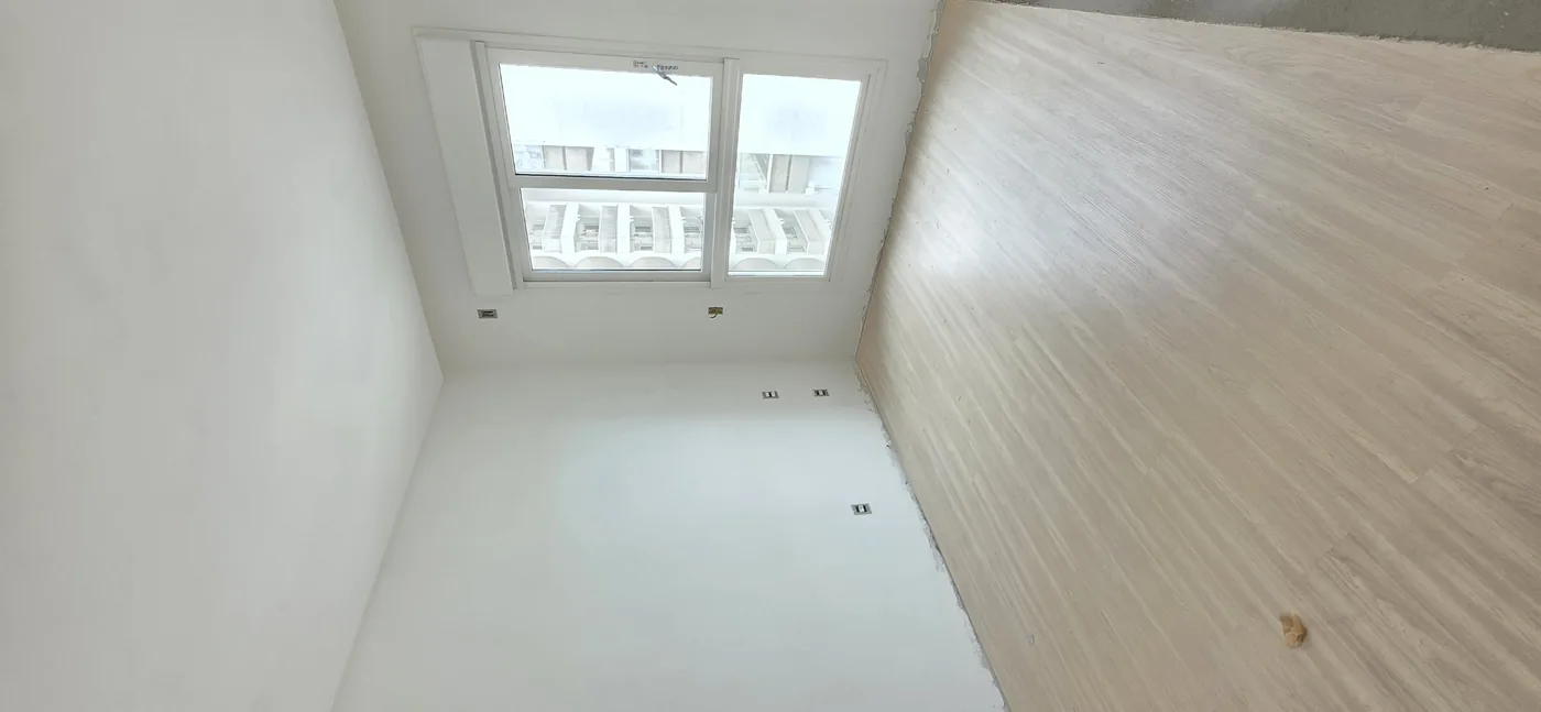 Dormitório com piso instalado no Jardins da Brava