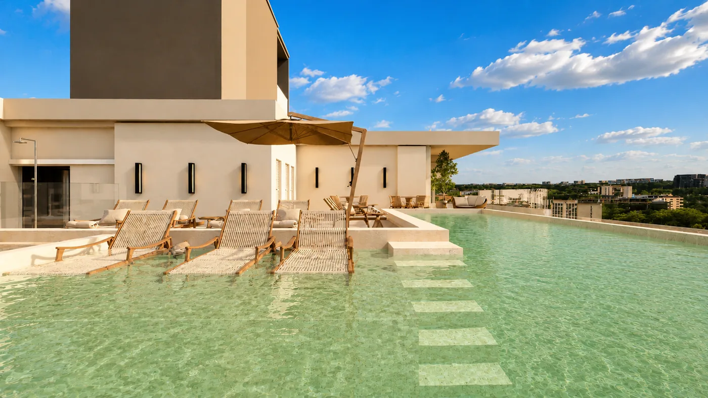 Jardins da Brava: piscina de borda infinita com prainha e espreguiçadeiras