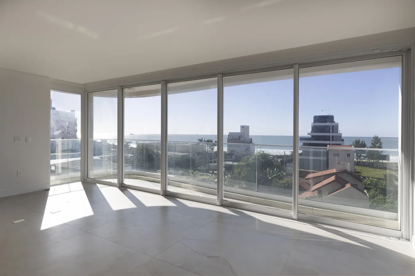 Living de 210 m² do apartamento 501 do Le Blanc, com vista para a orla