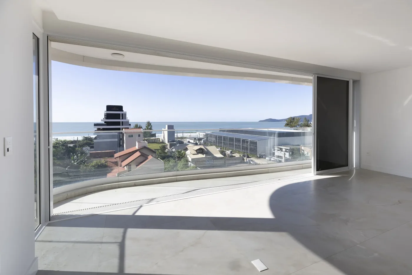 Apartamento 501 do Le Blanc: living aberto para a Praia Brava