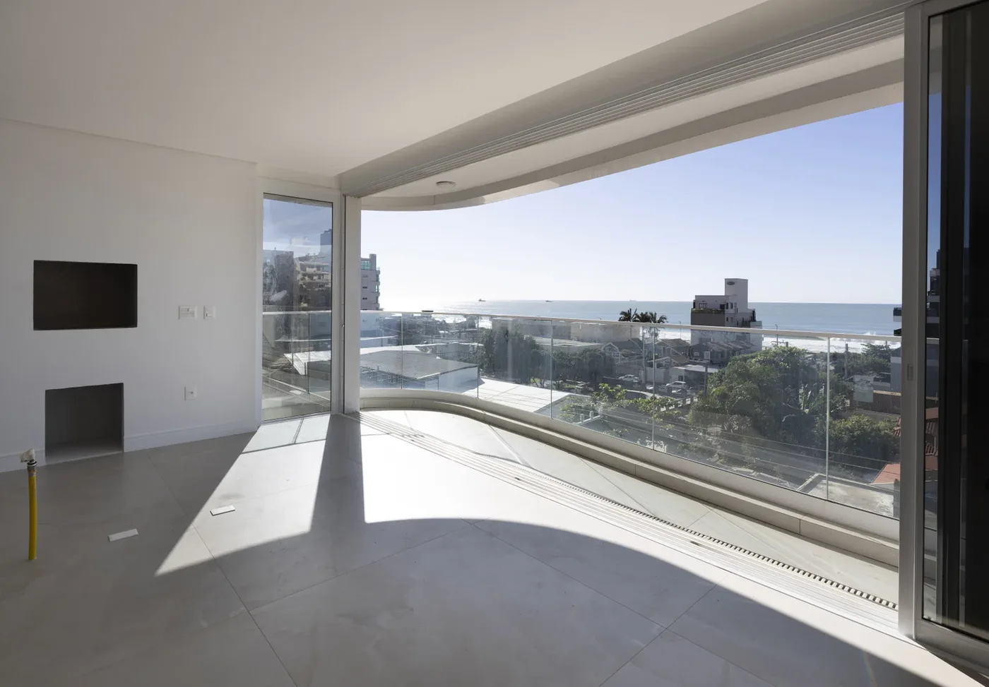 Ambiente de estar do apartamento 501 do Le Blanc, com painel de TV