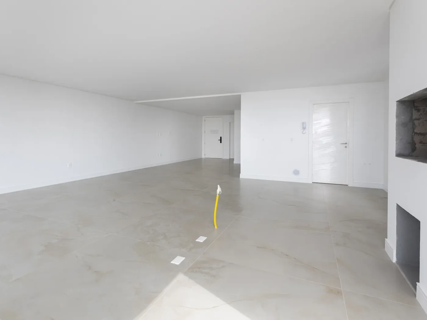 Living do apartamento 501 do Le Blanc, na Praia Brava
