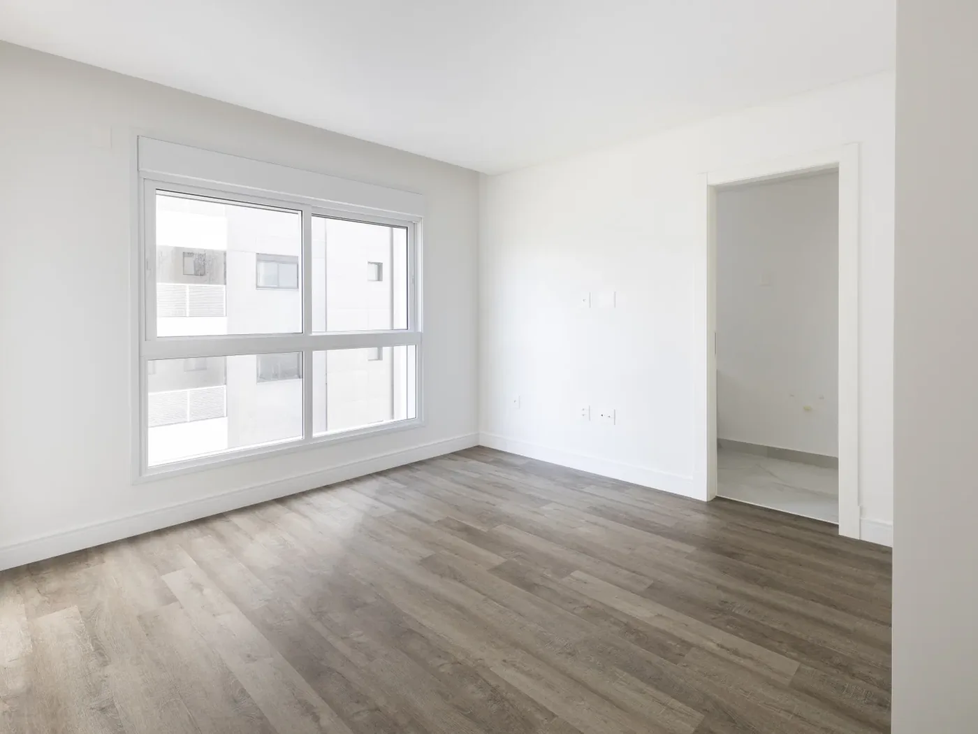 Dormitório do apartamento 501 do Le Blanc, com piso vinílico