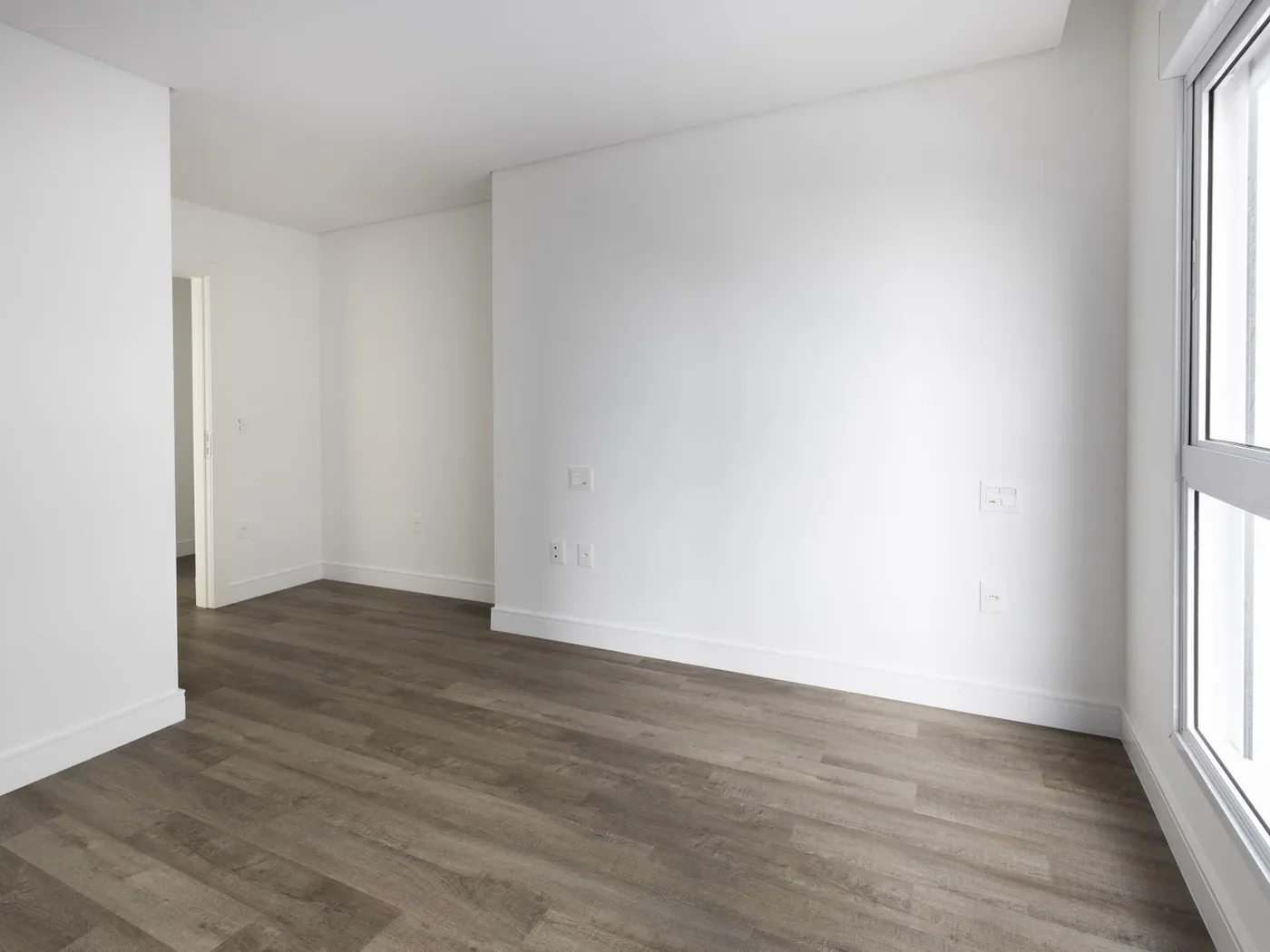 Suíte do apartamento 501 do Le Blanc, com janela ampla