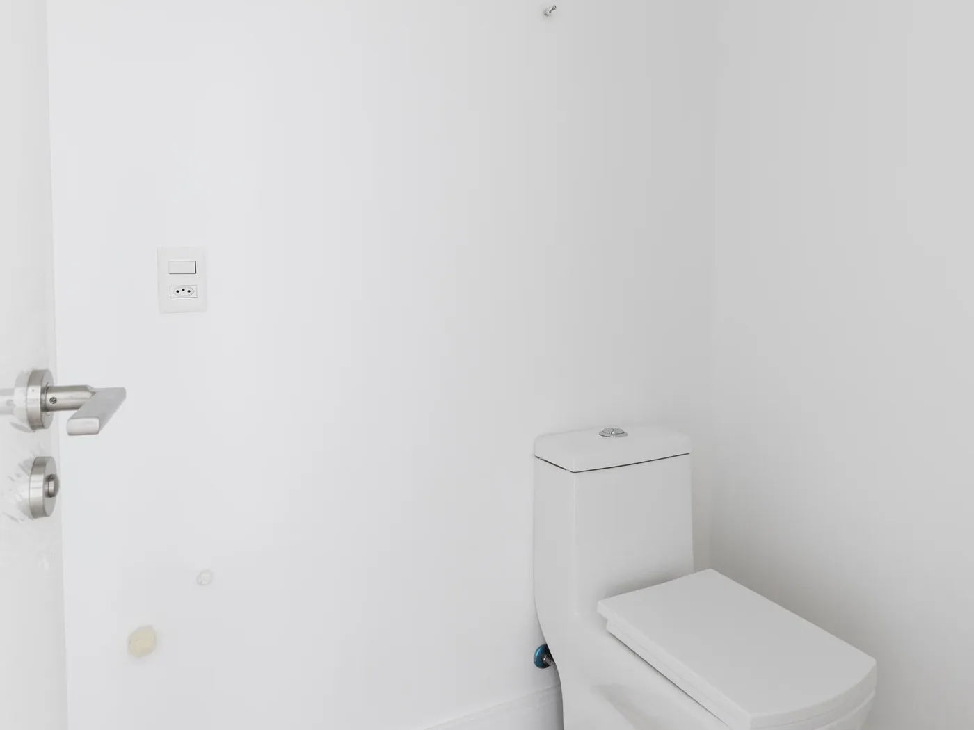 Banheiro do apartamento 501 do Le Blanc, revestido em porcelanato