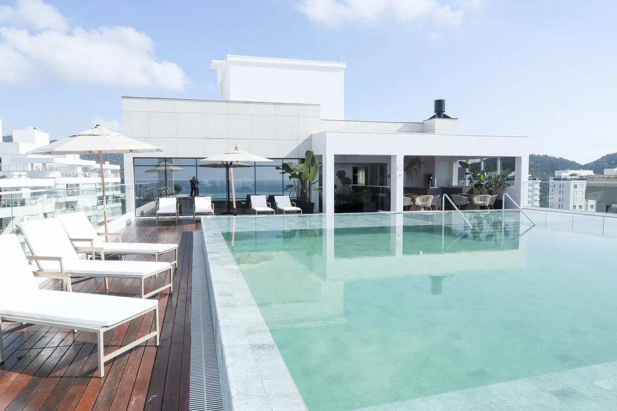 Le Blanc: deck da piscina no rooftop