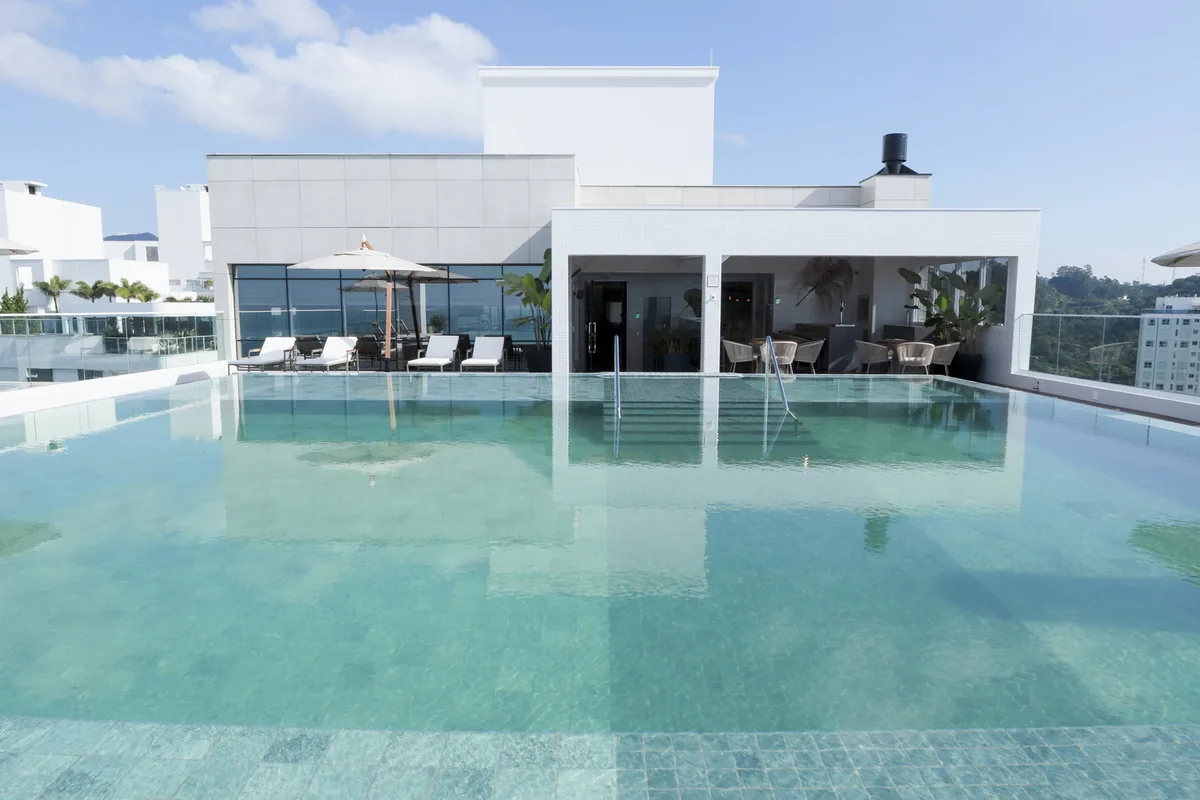 Le Blanc: piscina com borda infinita no rooftop