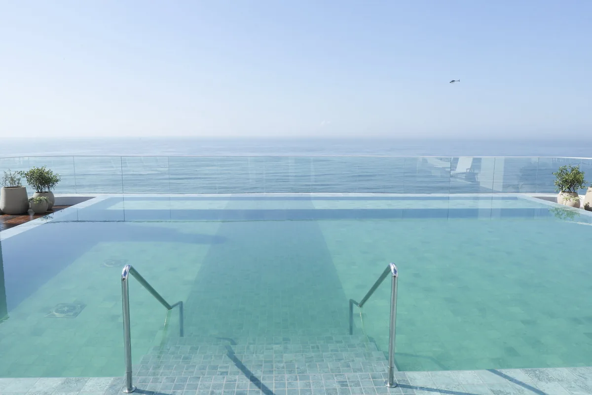 Le Blanc: piscina do rooftop com borda infinita, voltada para o mar da Praia Brava