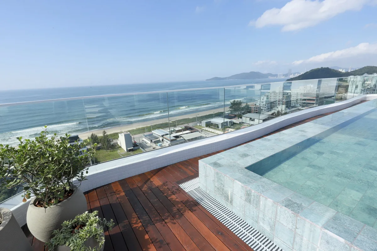 Le Blanc: vista da orla da Praia Brava a partir do rooftop