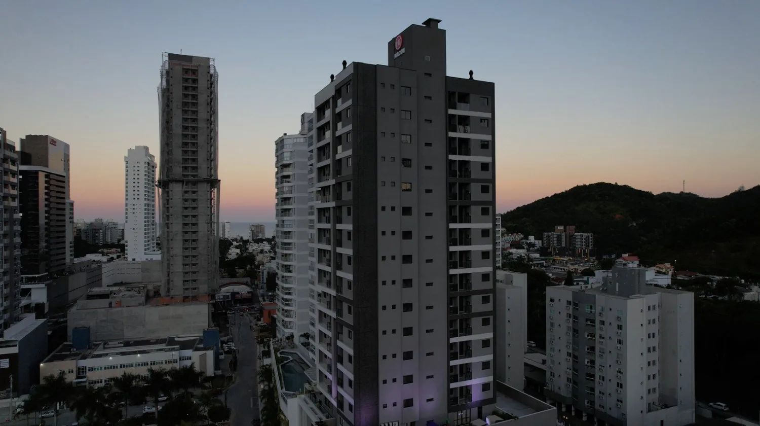 Manu Bay · a torre entregue, ao entardecer, na Praia Brava