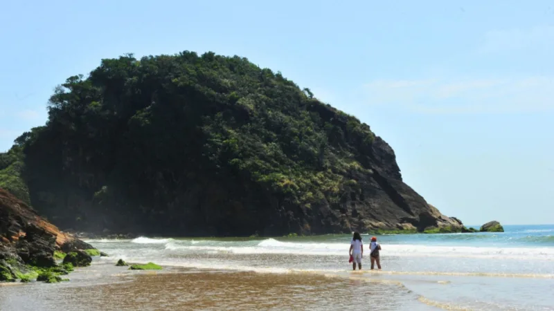 Faixa de areia da Praia Brava com o morro ao fundo