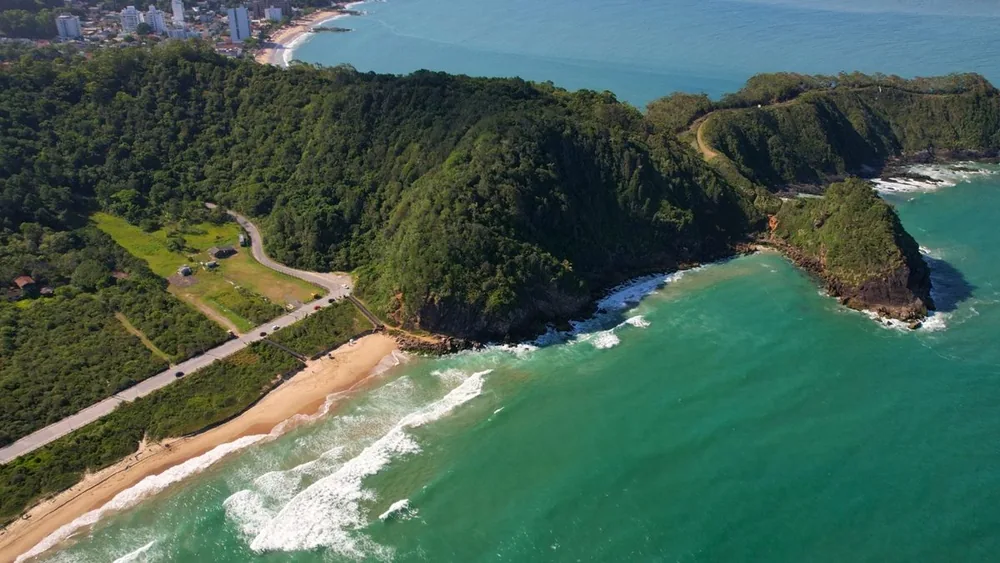 Vista aérea da Praia Brava e do Canto do Morcego, em Itajaí