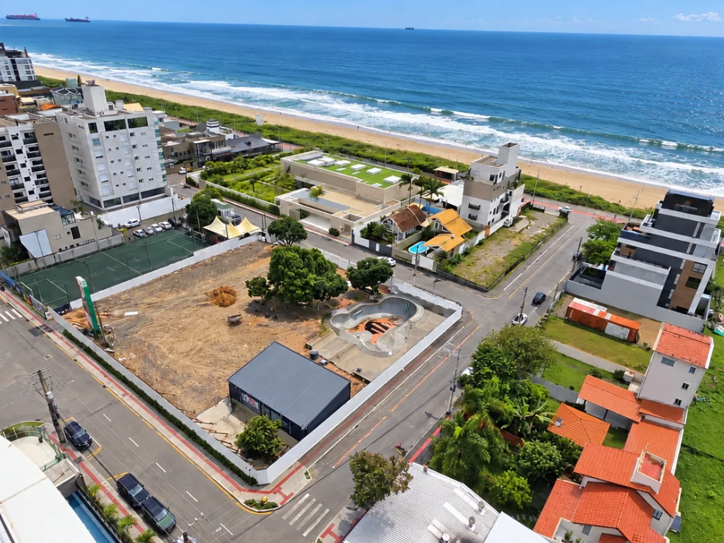 Terreno ainda vazio na Praia Brava, em Itajaí, à espera do próximo lançamento