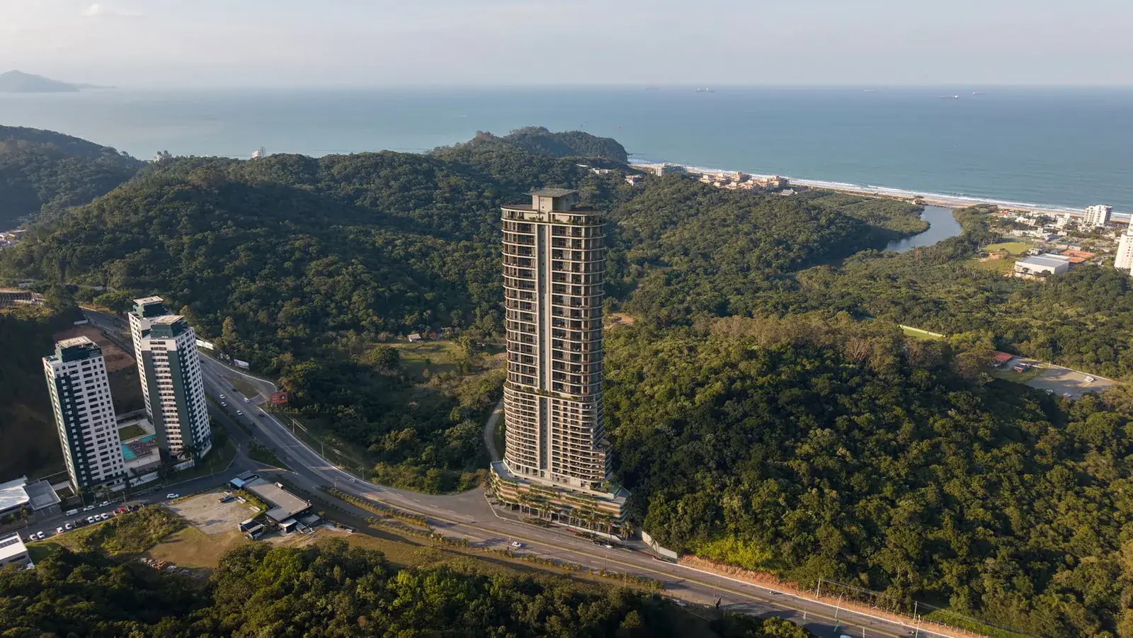 Raro Brava · vista aérea da Avenida Osvaldo Reis, com a torre e o mar ao fundo