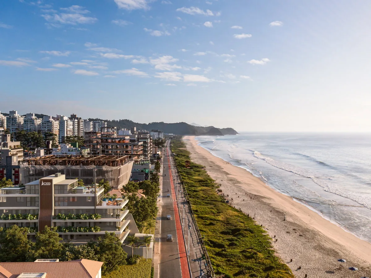 Vista aérea da orla da Praia Brava, em Itajaí, com a localização do SENSE